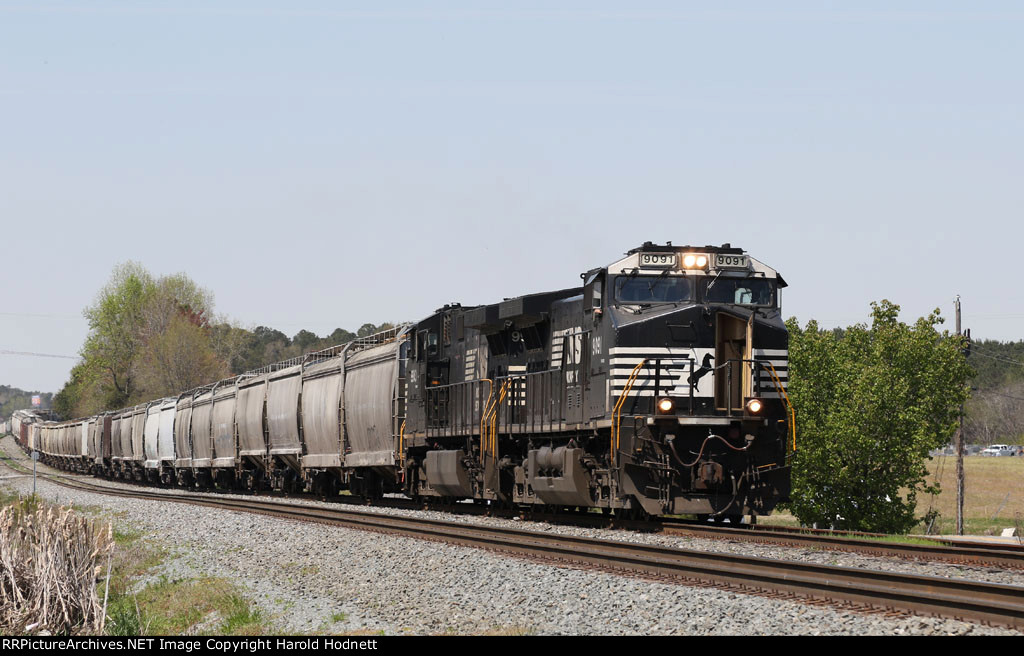 NS 9091 leads train E26